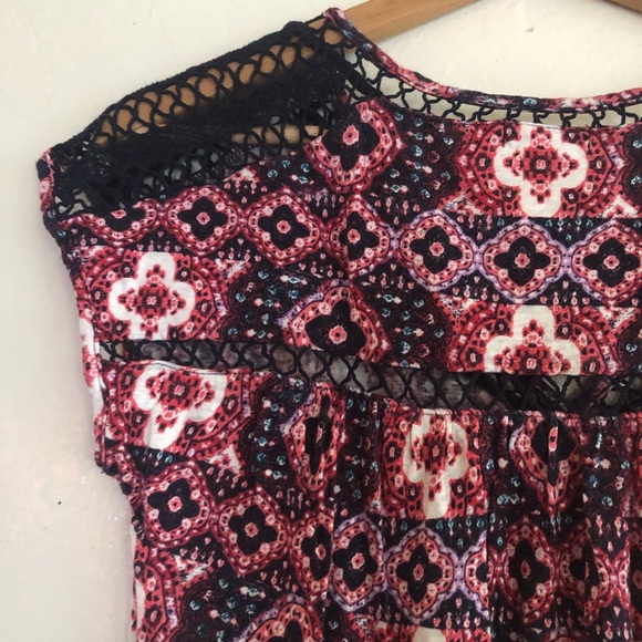 Lucky Brand abstract print red top with crocheted black  inset size XS - Picture 7 of 8